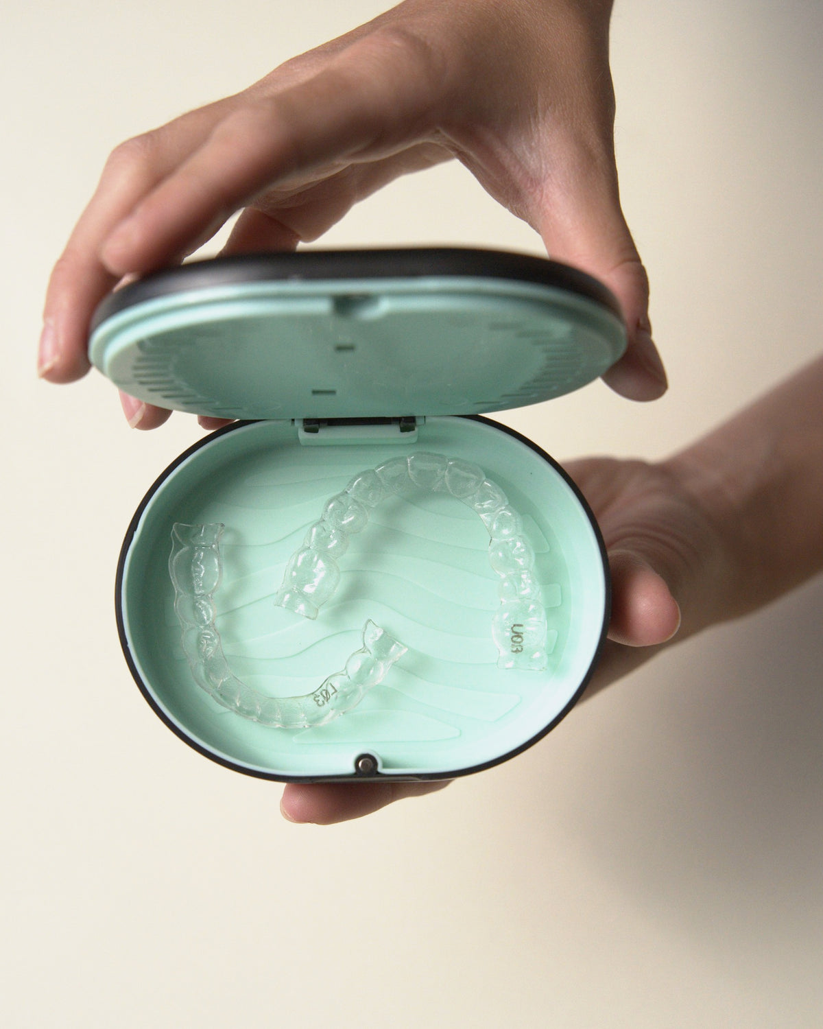 Vented Case with Mirror, Removal Tool & Floss Storage