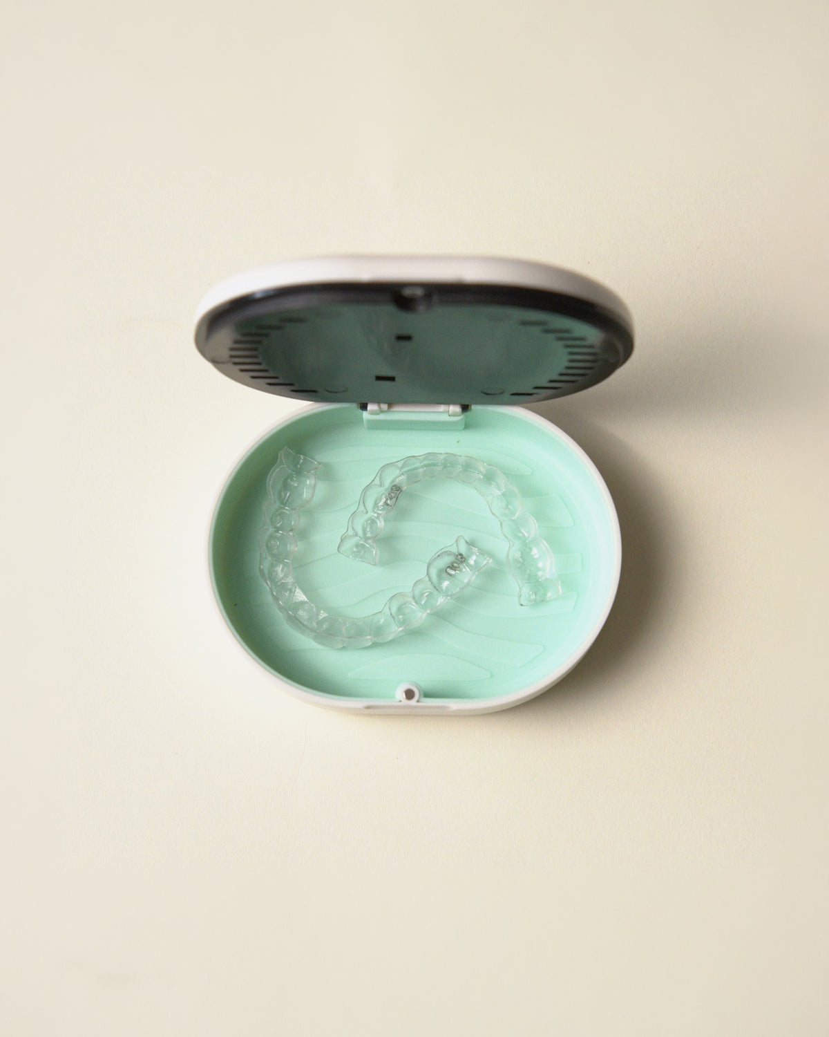 Vented Case with Mirror, Removal Tool & Floss Storage