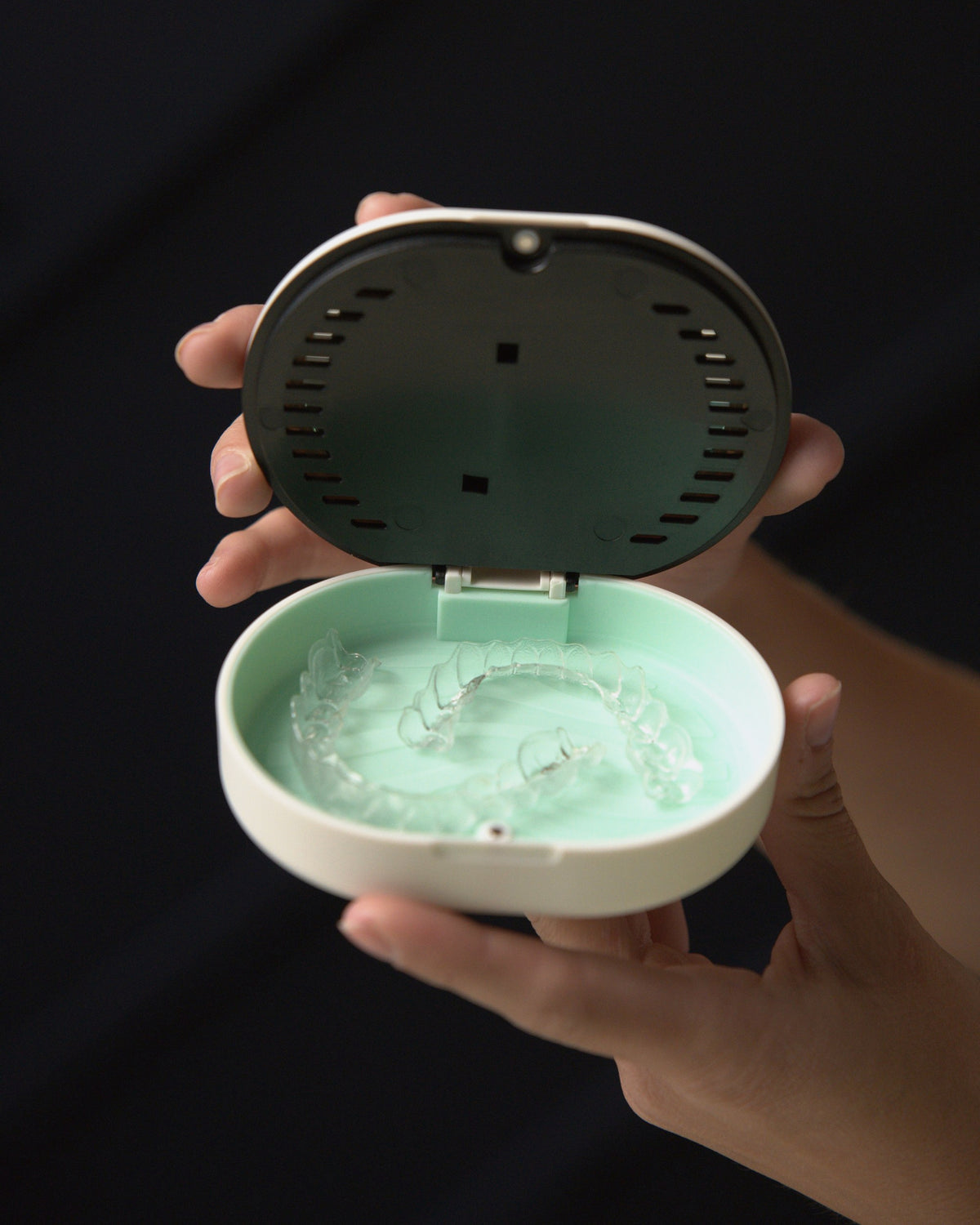 Vented Case with Mirror, Removal Tool & Floss Storage
